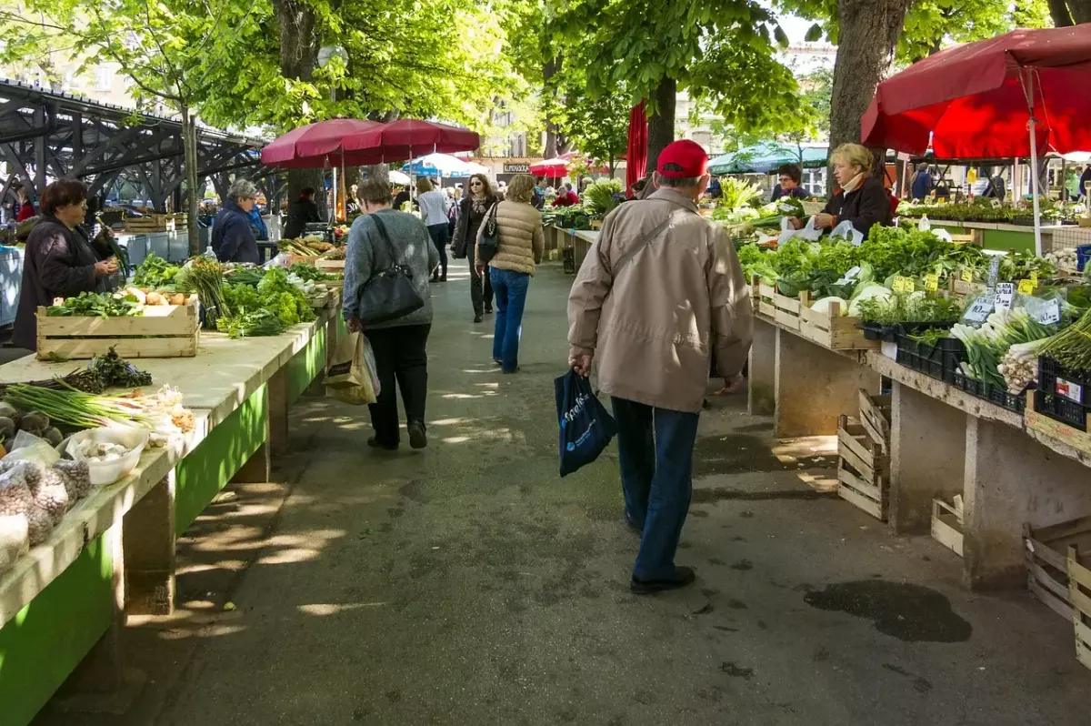 Étals de fruits et légumes frais sur un marché local en Haute-Saintonge près de Jonzac